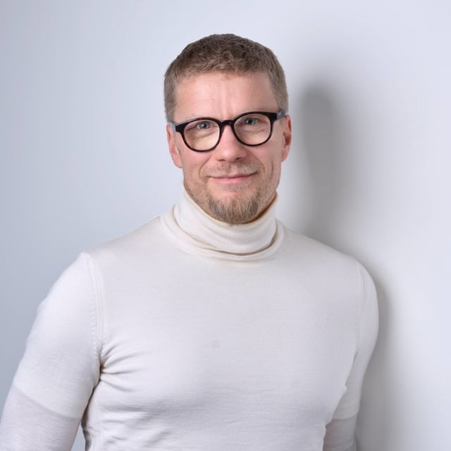 Dark green person icon on a lightgreen background